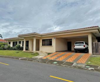 Casa a la venta en condominio Puerta de Hierro en Pozos de Santa Ana. 