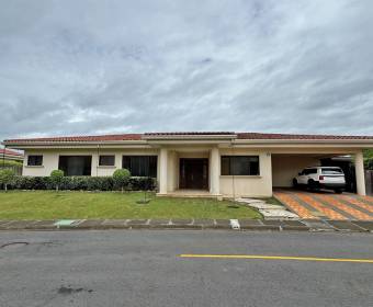 Casa a la venta en condominio Puerta de Hierro en Pozos de Santa Ana. 