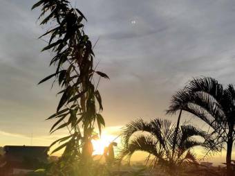 Se alquila espaciosa casa con uso de suelo mixto en San Rafael de Escazú 25-165