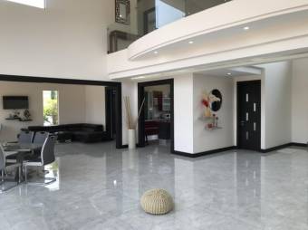 Se vende lujosa casa en San Juan La Union A24-1625