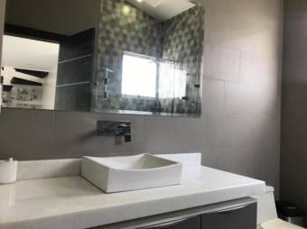 Se vende lujosa casa en San Juan La Union A24-1625