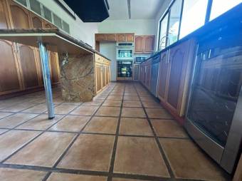 Se alquila moderna casa en condominio de Pozos en Santa Ana 24-1387