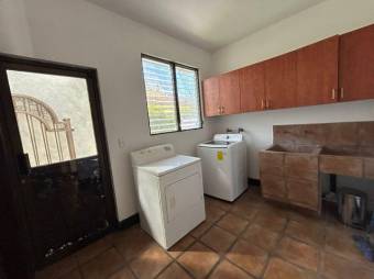 Se alquila moderna casa en condominio de Pozos en Santa Ana 24-1387