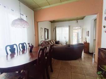 Se vende espaciosa casa con patio en Zapote de San José 25-93