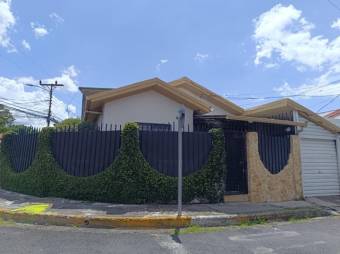 Se vende espaciosa casa con patio en Zapote de San José 25-93