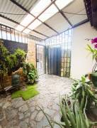 Se vende espaciosa casa con patio en Zapote de San José 25-93