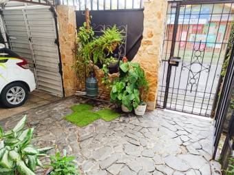 Se vende espaciosa casa con patio en Zapote de San José 25-93