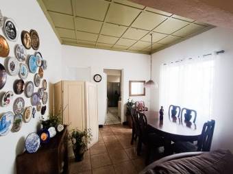 Se vende espaciosa casa con patio en Zapote de San José 25-93