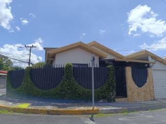 Se vende espaciosa casa con patio en Zapote de San José 25-93