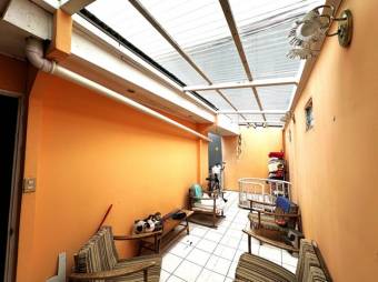 Se vende espaciosa casa con terraza en Yoses Sur 25-310