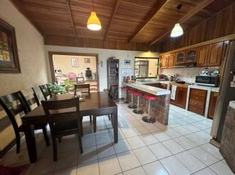 Se vende espaciosa casa en Escazú Centro 23-3298