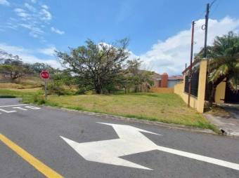 Se vende lote de 496m2 en zona residencial de San Rafael en Escazú 23-2536