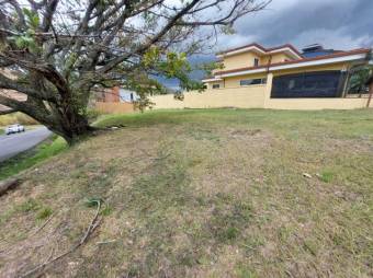 Se vende lote de 496m2 en zona residencial de San Rafael en Escazú 23-2536