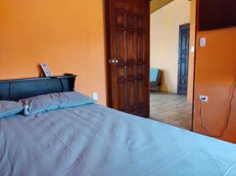 Se vende espaciosa casa con apartamento en San Antonio de Escazú 23-1385