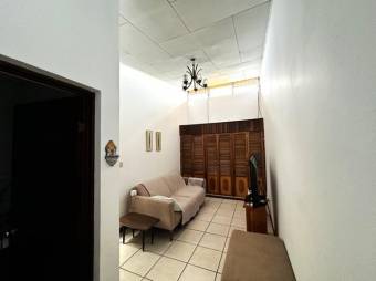 Se vende espaciosa casa con terraza en Zapote de San José 25-312