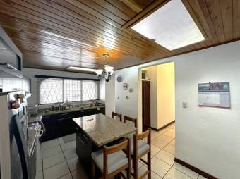 Se vende espaciosa casa con terraza en Zapote de San José 25-312