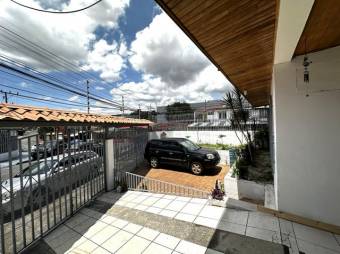 Se vende espaciosa casa con terraza en Zapote de San José 25-312