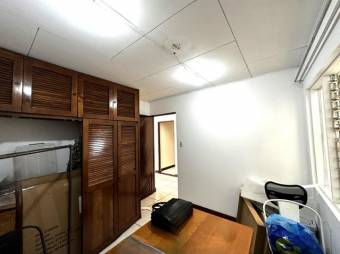 Se vende espaciosa casa con terraza en Zapote de San José 25-312