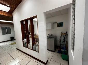 Se vende espaciosa casa con terraza en Zapote de San José 25-312