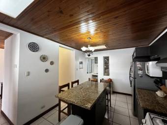 Se vende espaciosa casa con terraza en Zapote de San José 25-312