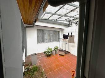 Se vende espaciosa casa con terraza en Zapote de San José 25-312