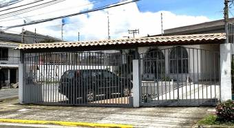 Se vende espaciosa casa con terraza en Zapote de San José 25-312