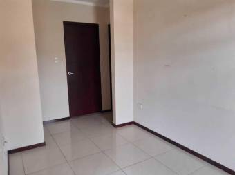 Se vende casa con patio en condominio de Pozos de Santa Ana 24-1408