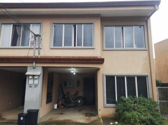 Se vende propiedad con amplio patio en San Rafael Heredia A24-888