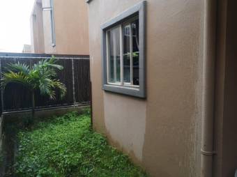 Se vende propiedad con amplio patio en San Rafael Heredia A24-888