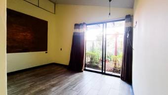 Se vende espaciosa casa con patio en Zapote de San José 25-66