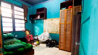 Se vende espaciosa casa con patio en Zapote de San José 25-66