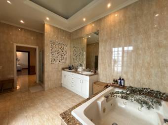 VENTA DE CASA EN RESIDENCIAL TREJOS MONTEALEGRE, ESCAZÚ