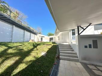 Se vende lujosa casa con piscina y amplio lote en Rio Oro 25-1146