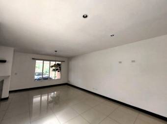 Se vende moderna casa con patio en San Antonio Escazú 25-1896