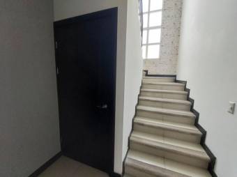 Se vende moderna casa con patio en San Antonio Escazú 25-1896