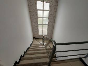 Se vende moderna casa con patio en San Antonio Escazú 25-1896