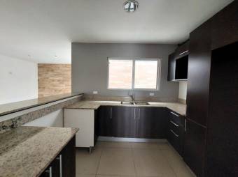 Se vende moderna casa con patio en San Antonio Escazú 25-1896