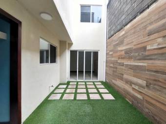 Se vende moderna casa con patio en San Antonio Escazú 25-1896