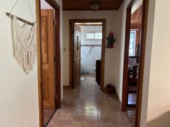 Se vende espaciosa casa con patio en Hacienda los Reyes 25-1791