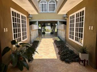 Se vende espaciosa casa con patio en Hacienda los Reyes 25-1791