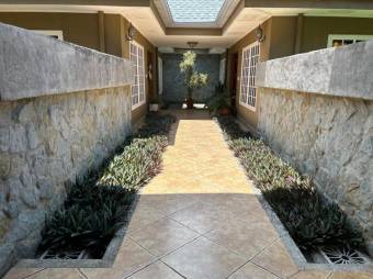 Se vende espaciosa casa con patio en Hacienda los Reyes 25-1791