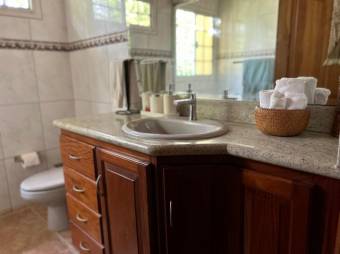 Se vende espaciosa casa con patio en Hacienda los Reyes 25-1791