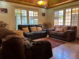 Se vende espaciosa casa con patio en Hacienda los Reyes 25-1791