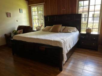 Se vende espaciosa casa con patio en Hacienda los Reyes 25-1791