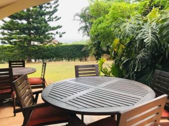 Se vende moderna casa con patio y terraza en Hacienda Los Reyes 25-821