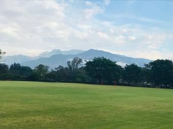 Se vende moderna casa con patio y terraza en Hacienda Los Reyes 25-821