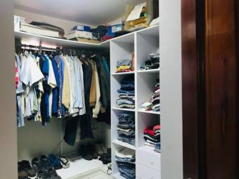 Se vende moderna casa con patio y terraza en Hacienda Los Reyes 25-821