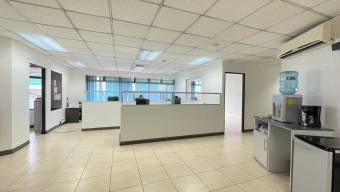 Se vende amplio edificio comercial en Uruca San José 25-1357