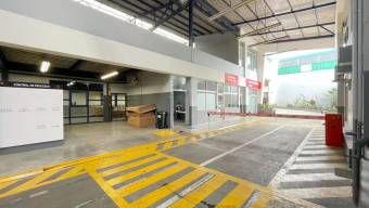 Se vende amplio edificio comercial en Uruca San José 25-1357