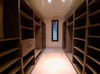 Se vende lujosa mansión en residencial de Pozos Santa Ana 23-3367